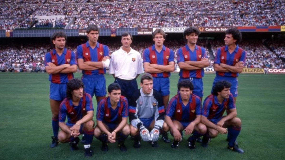 Valverde y Unzué, abajo, en el centro, rodeados por los otros fichajes de Cruyff en 1988. Arriba: López Rekarte, Julio Salinas, Soler, Manolo Hierro y Serna. Abajo, Bakero, Eusebio y Begiristain.-EL PERIÓDICO