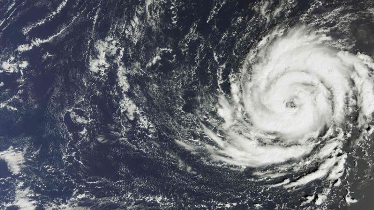 Foto captada por satélite en el que se aprecia el Ophelia sobre el Atlántico en su ruta hacia Irlanda.-EL PERIÓDICO