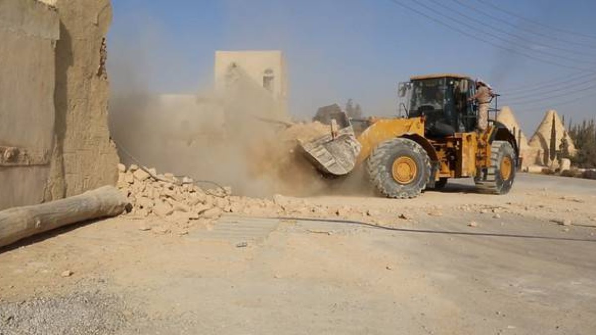 Una excavadora destruye el monasterio de Mar Elian, en Siria.-AP