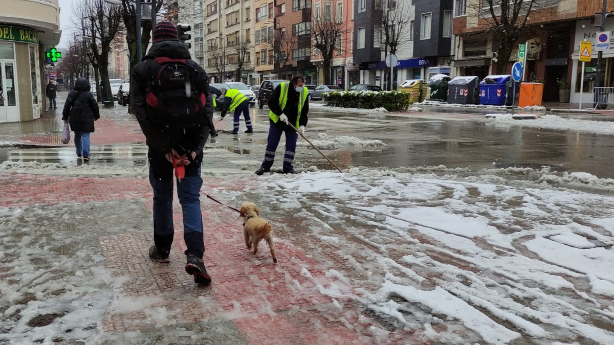 Dos operarios limpian las calles después de una nevada en la capital burgalesa en una imagen de archivo. ECB