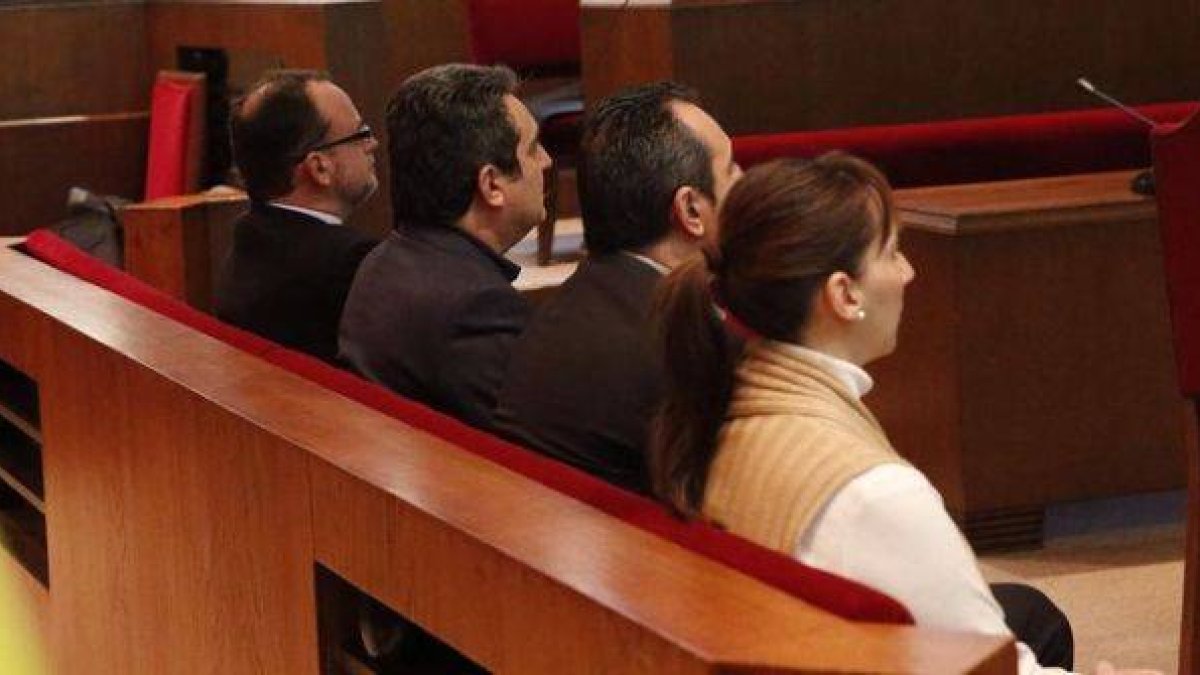 Daniel Fernández, Manuel y Fracisco Bustos y Maria Elena Pérez, en el banquillo de los acusados.-Foto: JOAN PUIG