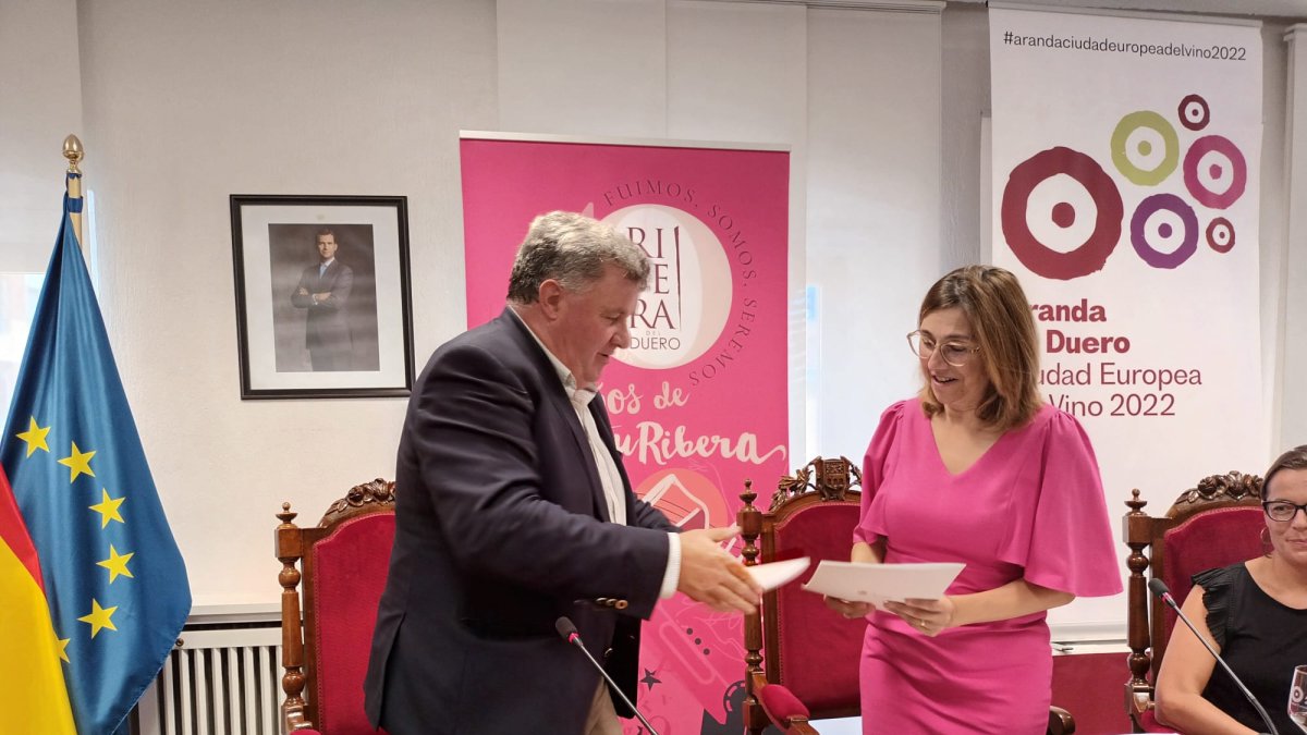 La alcaldesa de Aranda ha firmado el nuevo convenio de colaboración con el presidente del Consejo Regulador, Enrique Pascual