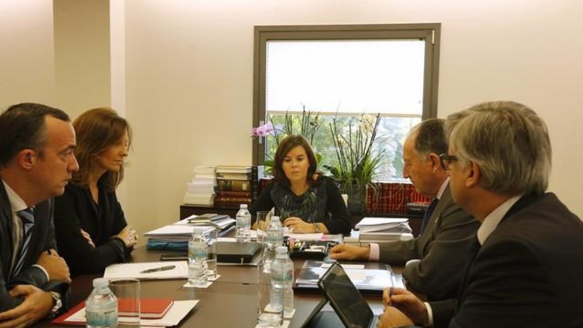 La vicepresidenta del Gobierno, Soraya Sáenz de Santamaría, preside la reunión sobre la situación tras los atentados de París.-
