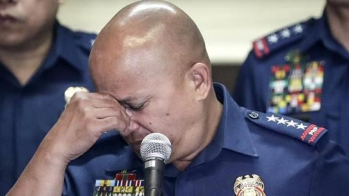 El director de la policía de Filipinas, Ronald De la Rosa, informa de la decapitación de un ciudadano alemán a manos del grupo yihadista Abu Sayyaf.-EFE / MARK R CRISTINO