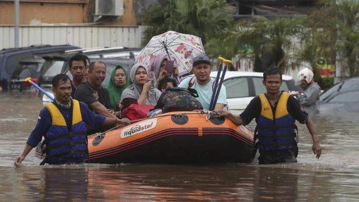 Las inundaciones y corrimientos de tierra afectan cada año a Indonesia.-AP