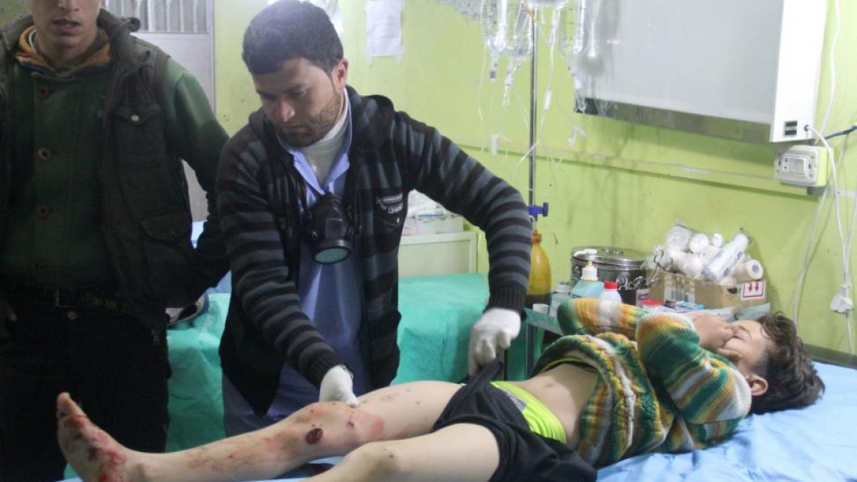 Un niño recibe asistencia médica tras el ataque químico en Idleb.-AFP