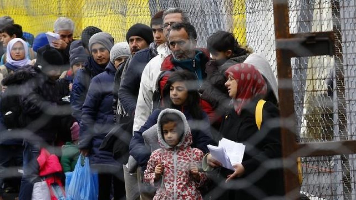 Refugiados esperando para cruzar la frontera de Eslovenia a Austria.-LEONHARD FOEGER