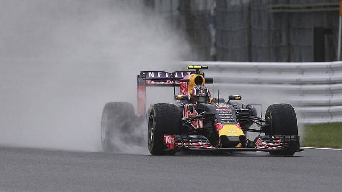 El Red Bull del piloto ruso Daniil Kvyat, durante la primera sesión de entrenamientos del GP de Japón en Suzuka.-AP / ROB GRIFFITH