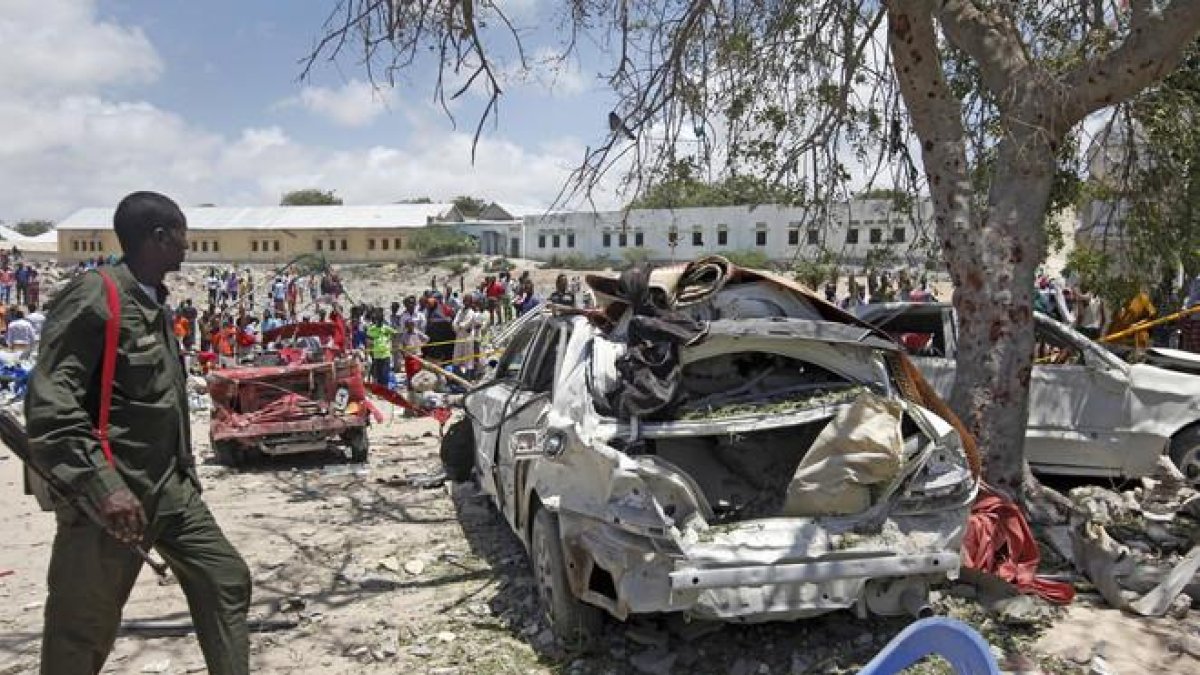 A Somali police officer says a number of people are wounded after a suicide bomber detonated an explosives-laden vehicle at a checkpoint outside the headquarters after being stopped by security forces.-AP