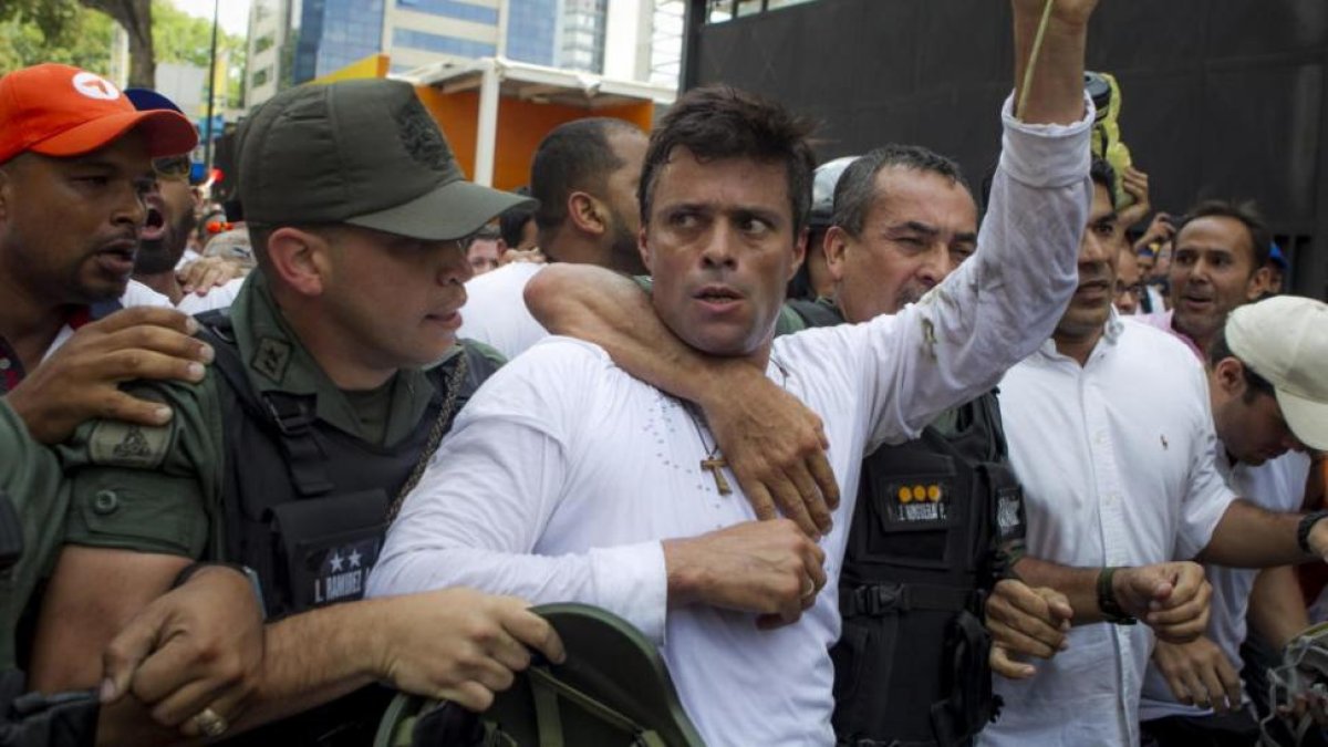 El dirigente opositor venezolano Leopoldo López se entrega a miembros de la Guardia Nacional en febrero de 2014.-EFE / ARCHIVO