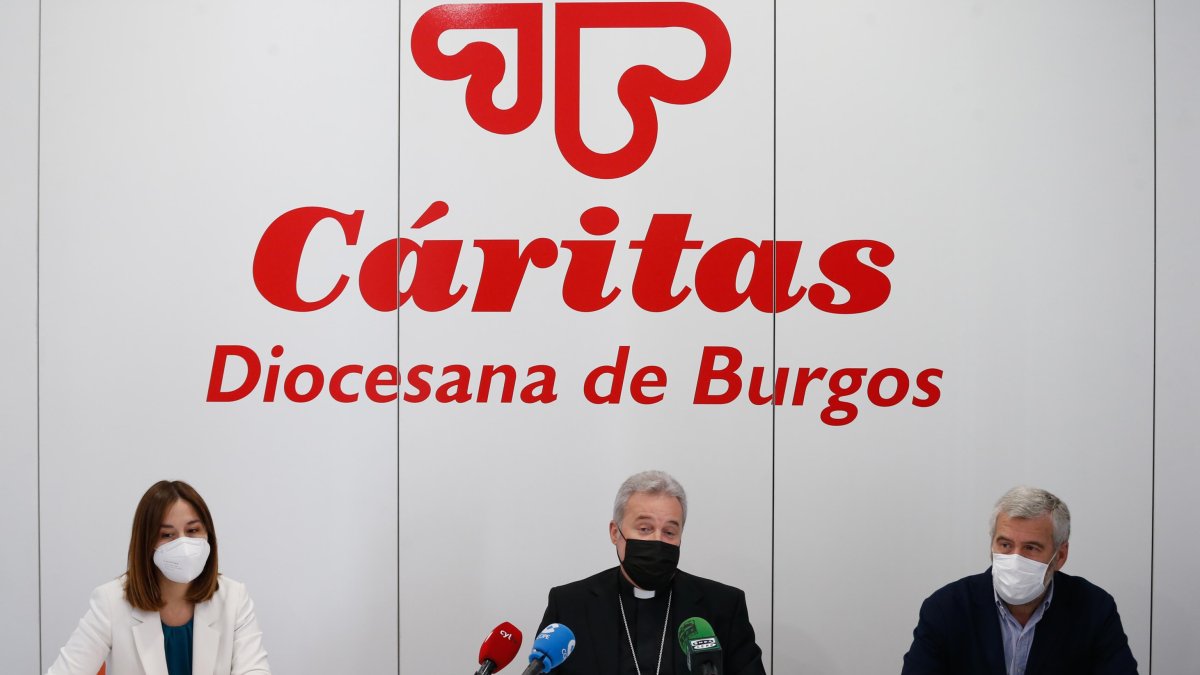 María Gutiérrez, Mario Iceta y Jorge Simón, durante la presentación de la memoria de Cáritas . SANTI OTERO