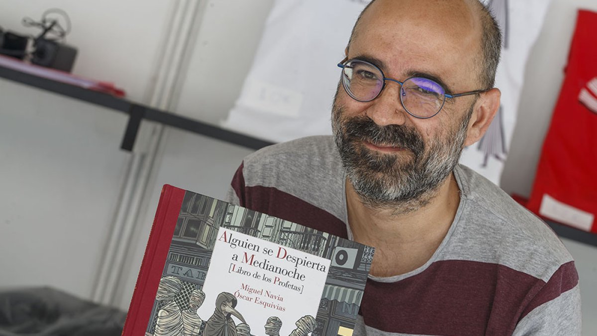 Óscar Esquivias, con un ejemplar de ‘Alguien se despierta a medianoche’ en la pasada Feria del Libro de Burgos. SANTI OTERO