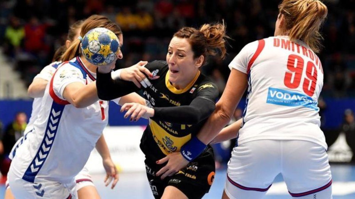 Macarena Aguilar juega entre dos rivales serbias.-TT NEWS AGENCY