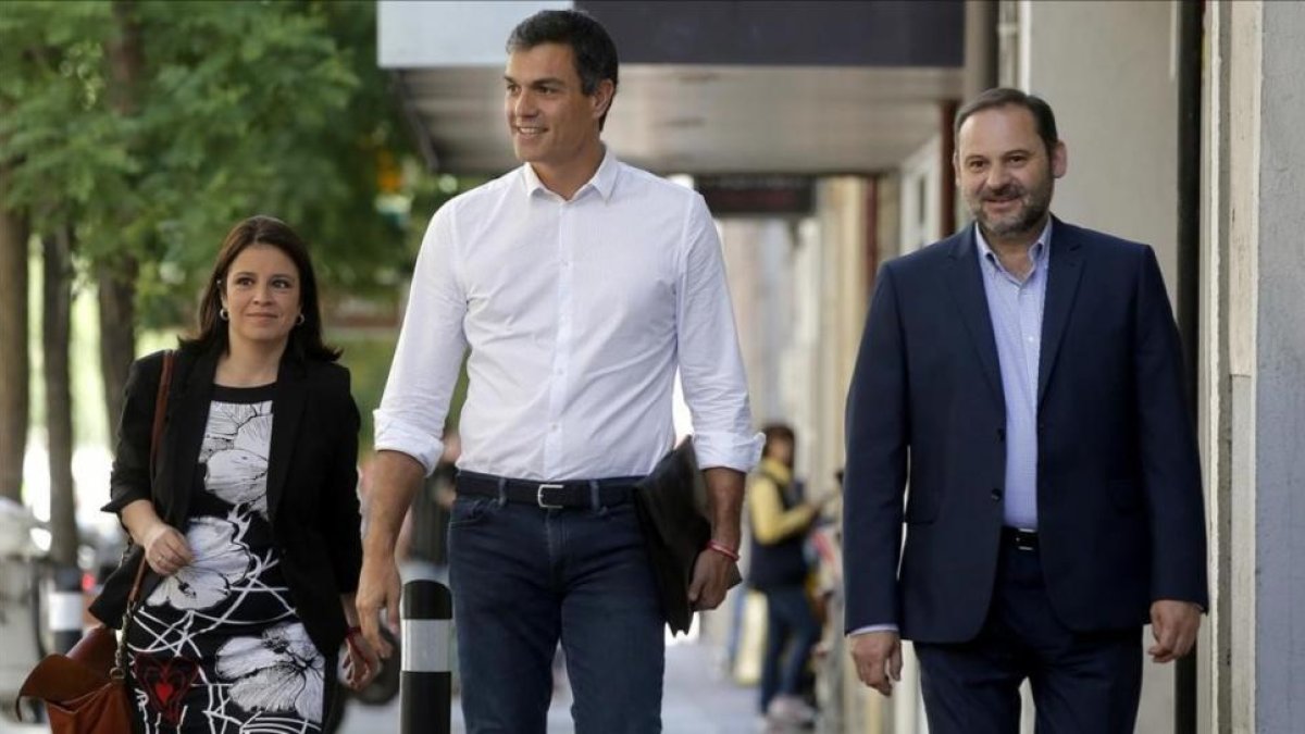 Pedro Sánchez, junto a Adriana Lastra y José Luis Ábalos, el pasado 24 de mayo a su llegada a la sede del PSOE.-JOSE LUIS ROCA