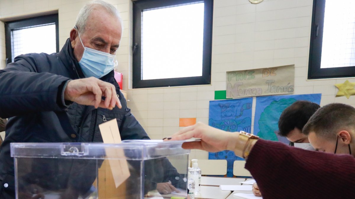 Un ciudadano vota en un colegio electoral. TOMÁS ALONSO