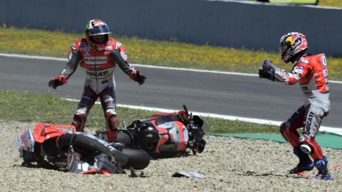 Los pilotos de Ducati Lorenzo y Dovizioso discuten tras el aparatoso accidente.-JAVIER SORIANO