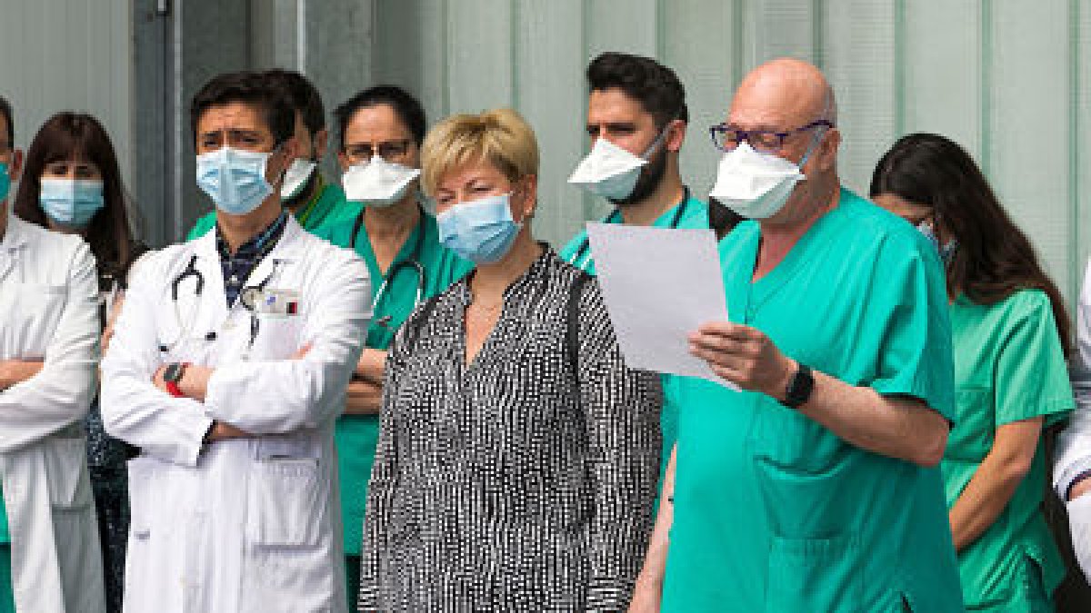 El doctor Francisco Callado lee un manifiesto en una movilización de los médicos de Urgencias.TOMÁS ALONSO