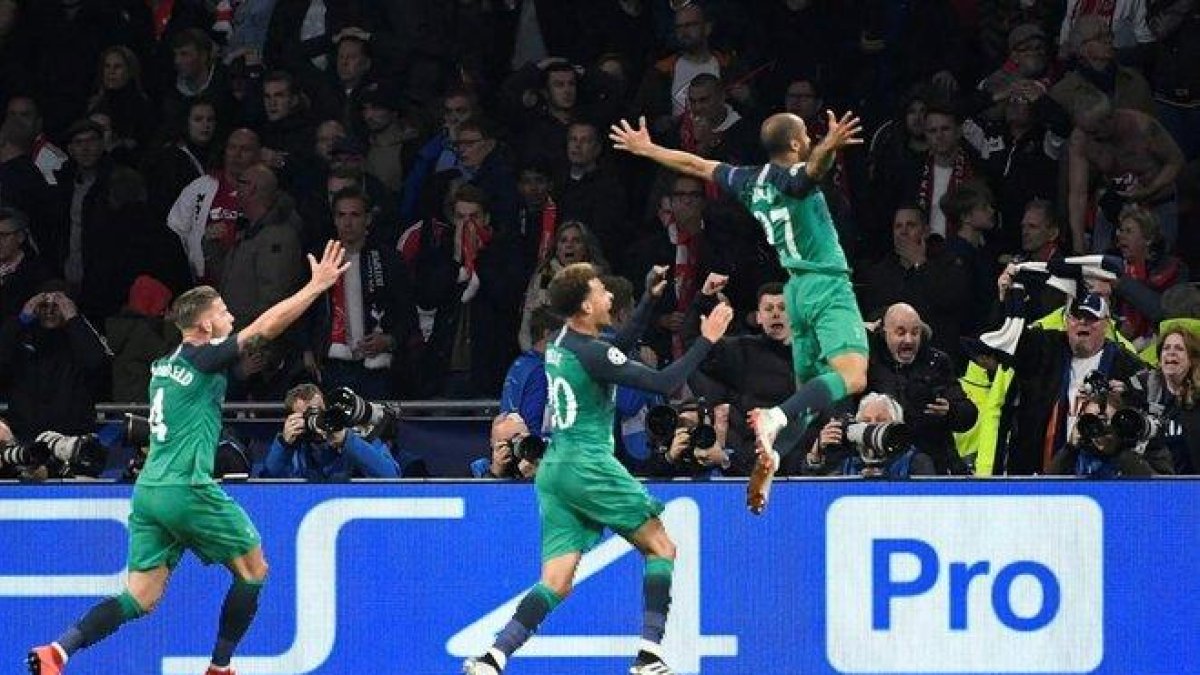 Lucas Moura celebra su tercer gol, que lleva al Tottenham a la final de la Champions.-REUTERS / PIROSCHKA VAN DE WOUW