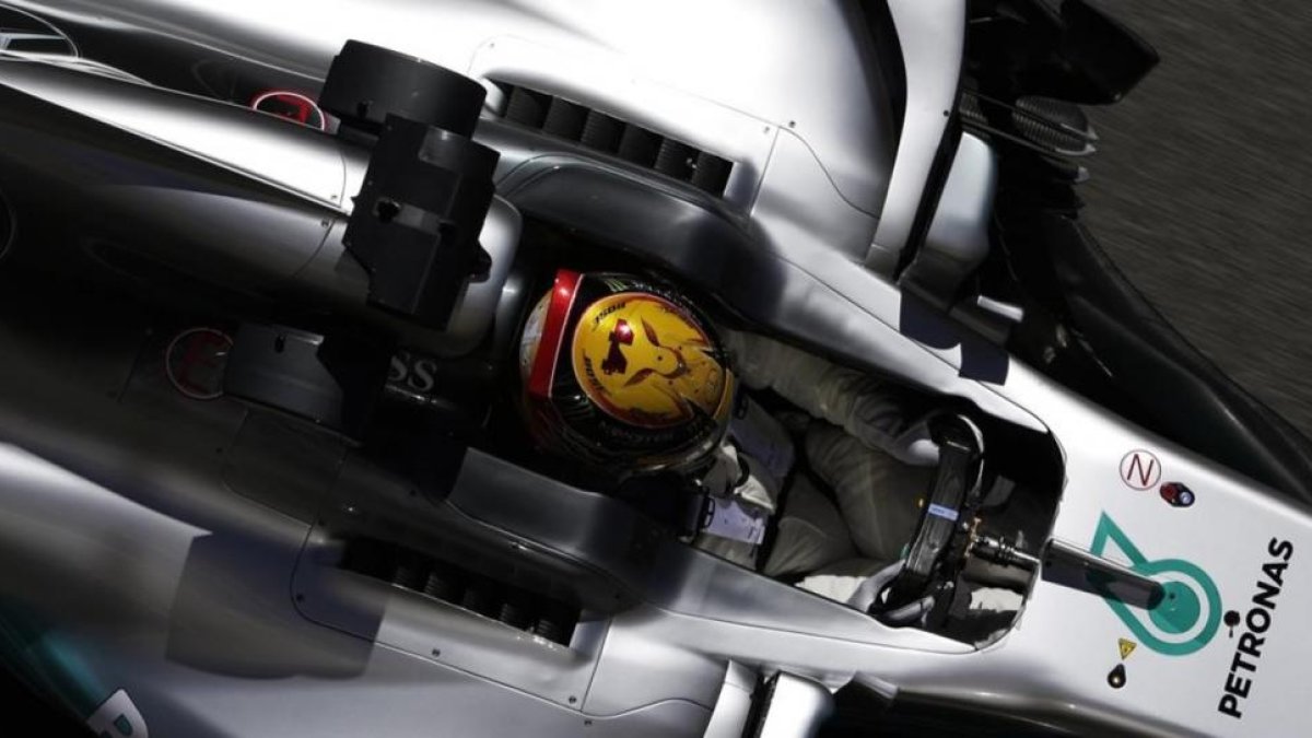 Lewis Hamilton (Mercedes), en los ensayos de hoy en Montmeló.-AP / EMILIO MORENATTI