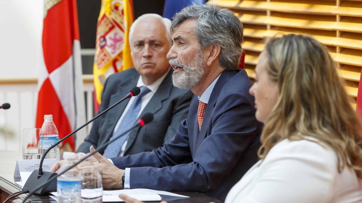 Carlos Lesmes, en su intervención en Burgos junto a José Luis Concepción y la jueza decana de Burgos, Blanca Subiñas. ICAL