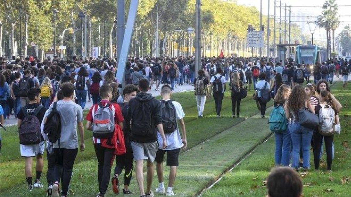 Estudiantes marchan por la Diagonal, el lunes. /-JORDI COTRINA