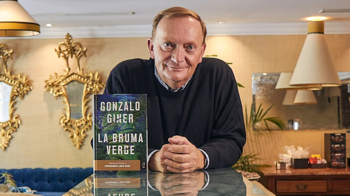 Gonzalo Giner posa con un ejemplar de ‘La bruma verde’, su última novela. EMILIO MORALES