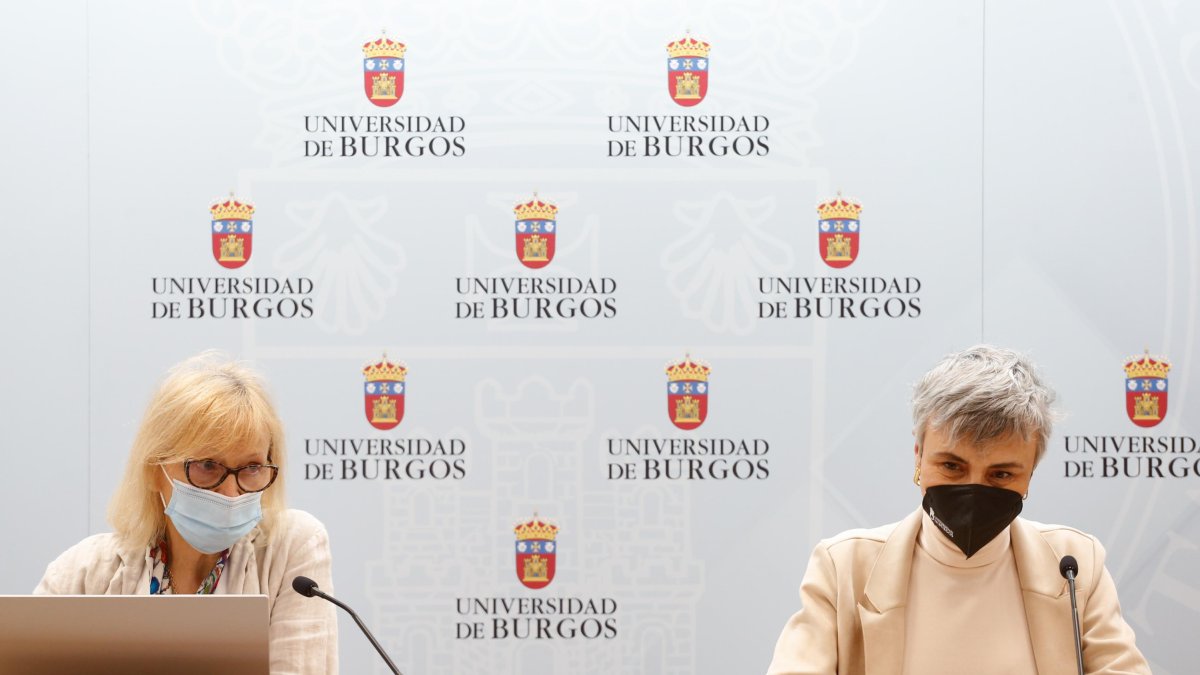Las vicerrectoras Begoña Prieto e Ileana María Greca presentaron las novedades de la oferta académica del próximo curso. SANTI OTERO