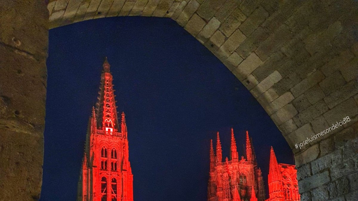 La Catedral iluminada de rojo en respaldo al sector de los eventos. JOSE LUIS GARCÍA