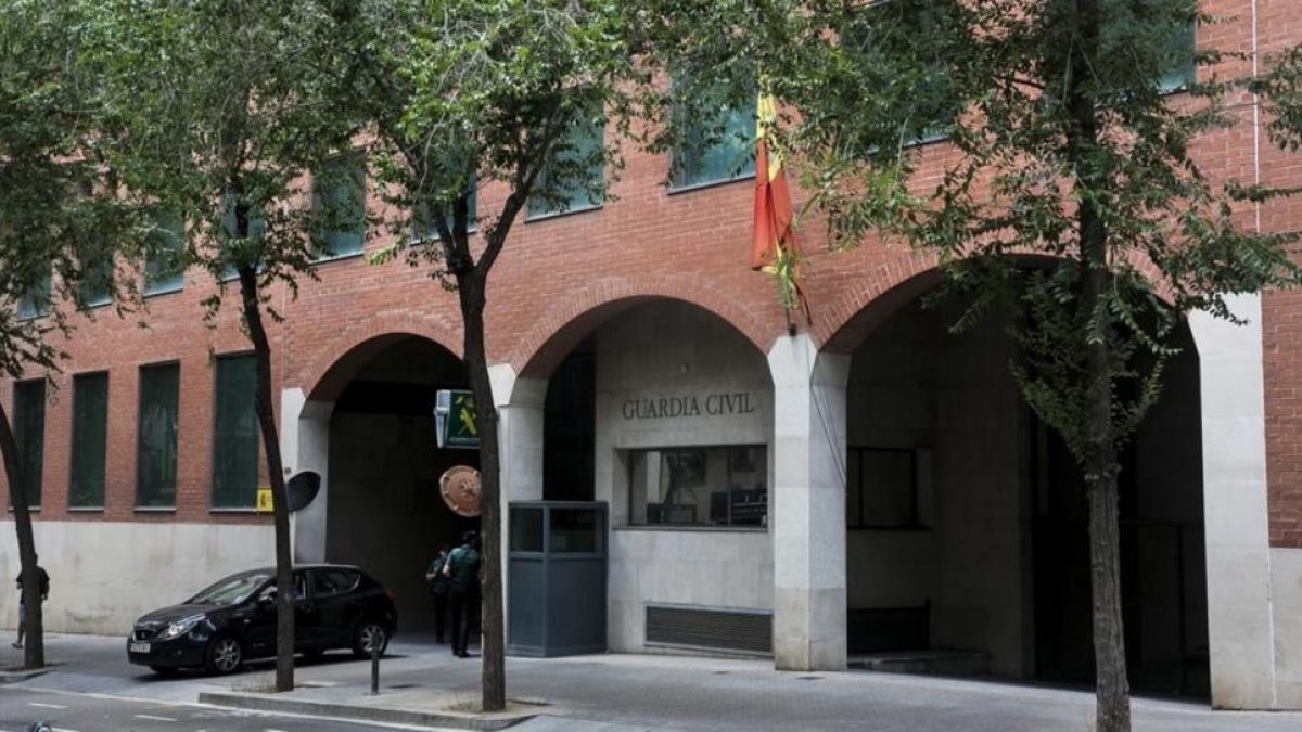 Cuartel de la Guardia Civil de la calle de Travessera de Gràcia, en Barcelona.-JOAN PUIG