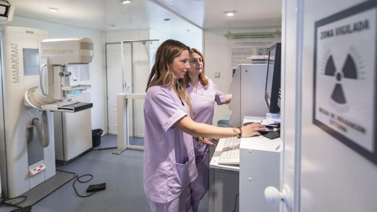 Dos profesionales manejan un equipo de mamografía para la detección del cáncer de mama. E. M.