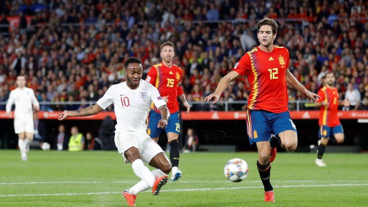 Sterling (i) dispara para hacer el 0-1 para Inglaterra ante España.-