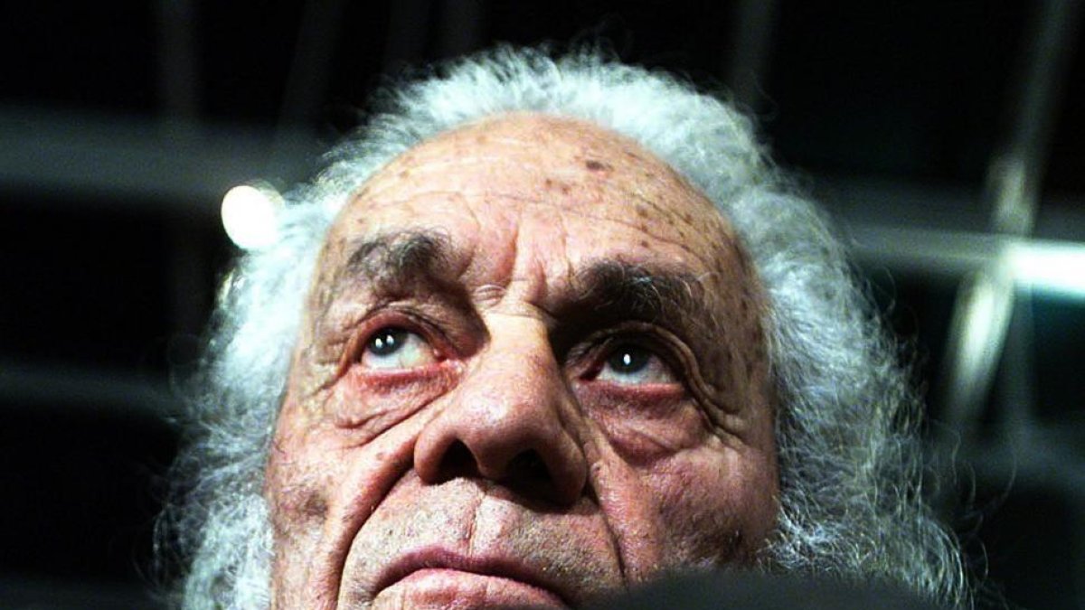 El poeta y escritor chileno Nicanor Parra posa en su casa, en Las Cruces (Chile), en agosto del 2001-/ MARIO RUIZ (EFE)
