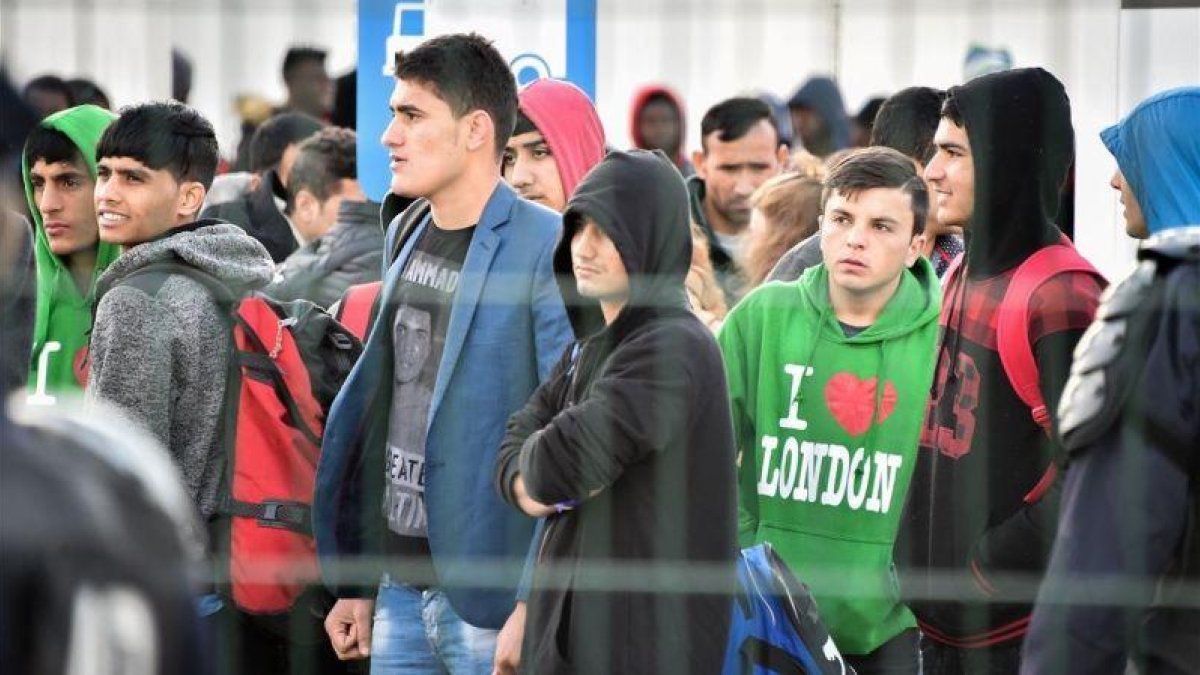 Un grupo de jóvenes inmigrantes en el 2016 en el campamento de refugiados de Calais, ya desmantelado.-AFP / PHILIPPE HUGUEN