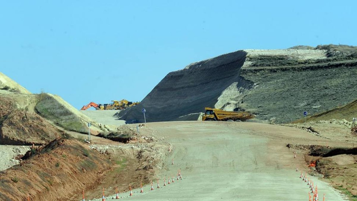 Obras de la vía de alta velocidad a su paso por Estépar, el tramo que acumula más retrasos.-ISRAEL L. MURILLO