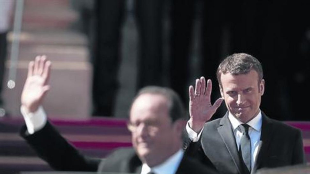 Macron despide a Hollande en el palacio del Elíseo.-AFP