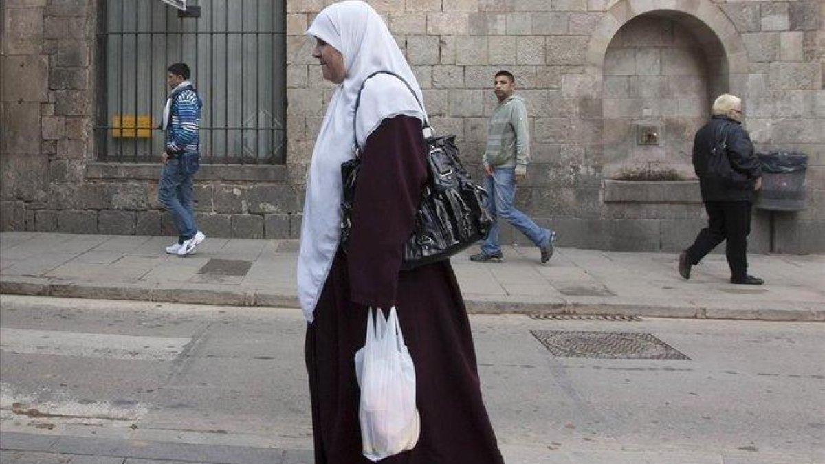 Una mujer con un velo islámico.-DANNY CAMINAL