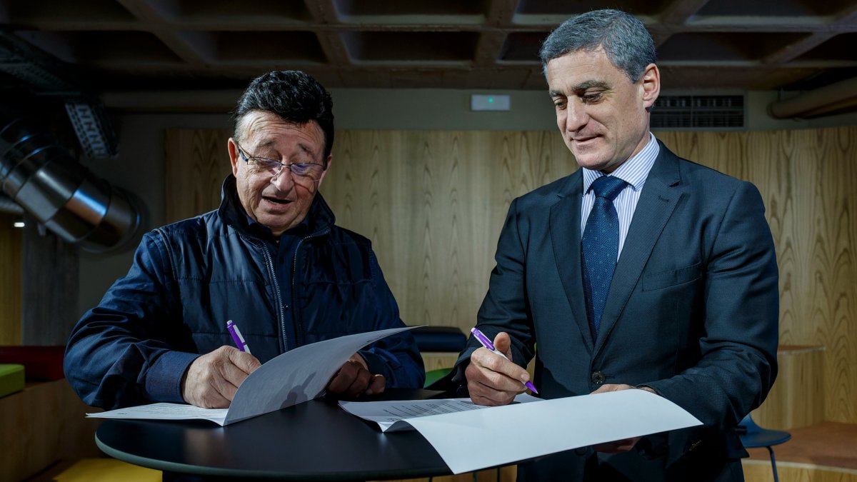 Rodrigo Santidrián y Rafael Barbero cierran el acuerdo con la firma del convenio. SANTI OTERO