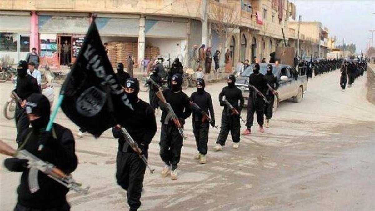 Militantes del Estado Islámico marchan por las calles de Raqqa, en una imagen difundida por una página de internet en enero del 2014.-AP