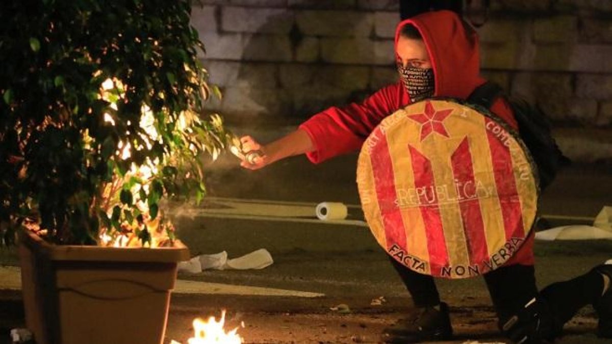 Cronología de las últimas noches de disturbios en Barcelona.-DANIEL VALDIVIA