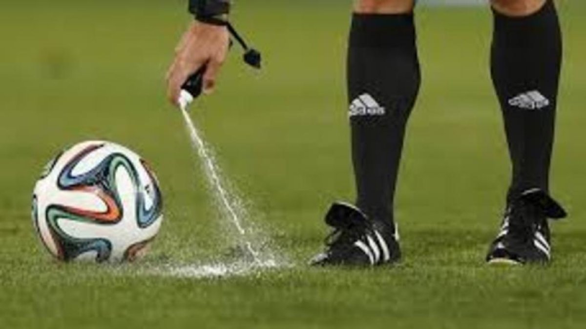 Un árbitro usando spray para marcar el lugar desde donde lanzar la falta-TWITTER