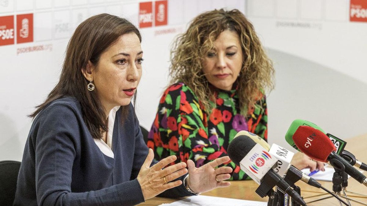 La concejal Mar Arnaiz y la procuradora Virginia Jiménez presentaron ayer la propuesta a las Cortes.-SANTI OTERO