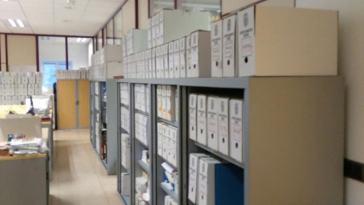 Imagen de una de las secciones municipales donde se acumulan cajas de documentación.-ECB