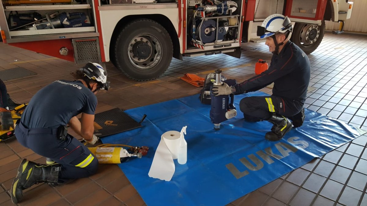 Los bomberos  asumen la desinfección de zonas prioritarias. / BOMBEROS DE BURGOS