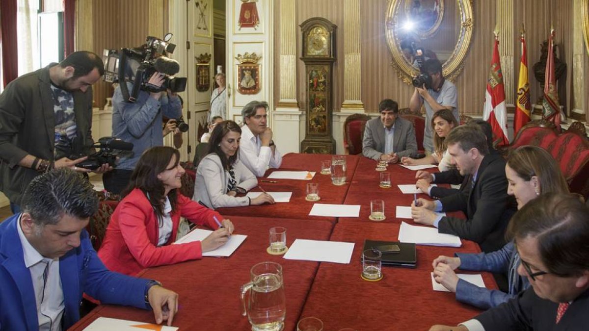 Concejales electos del Partido Popular y de Ciudadanos, en la reunión de ayer, celebrada en Alcaldía.-SANTI OTERO