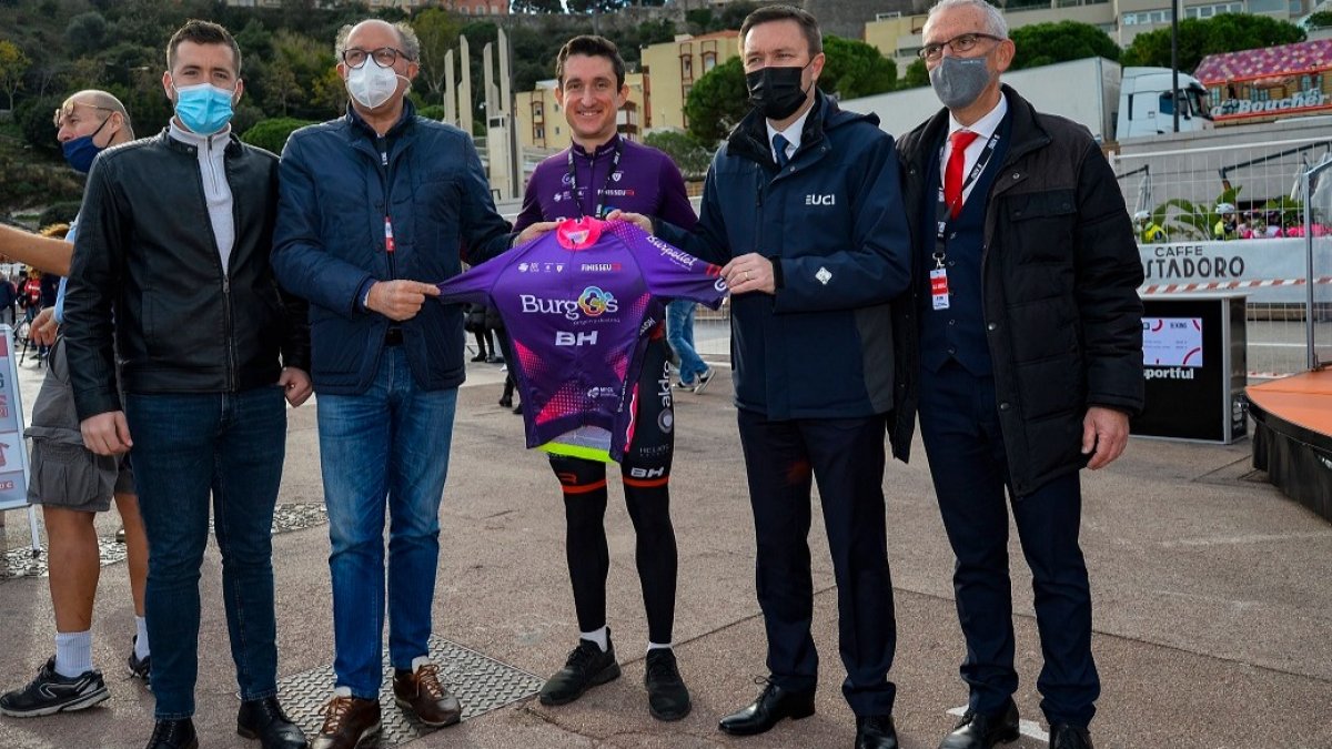 Los representantes del Burgos BH muestran el nuevo maillot en compañía de las autoridades ciclistas internacionales. BURGOS BH