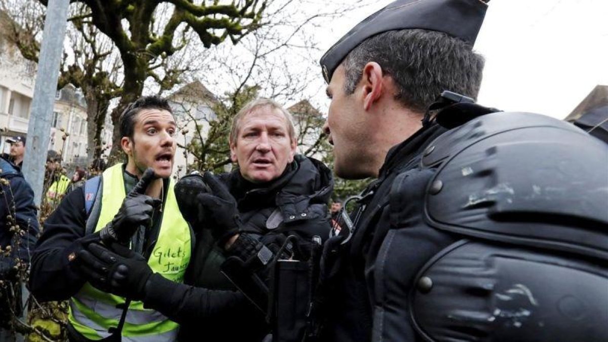 Chalecos amarillos discuten con gendarmes en Souillac (Francia).-EL PERIÓDICO