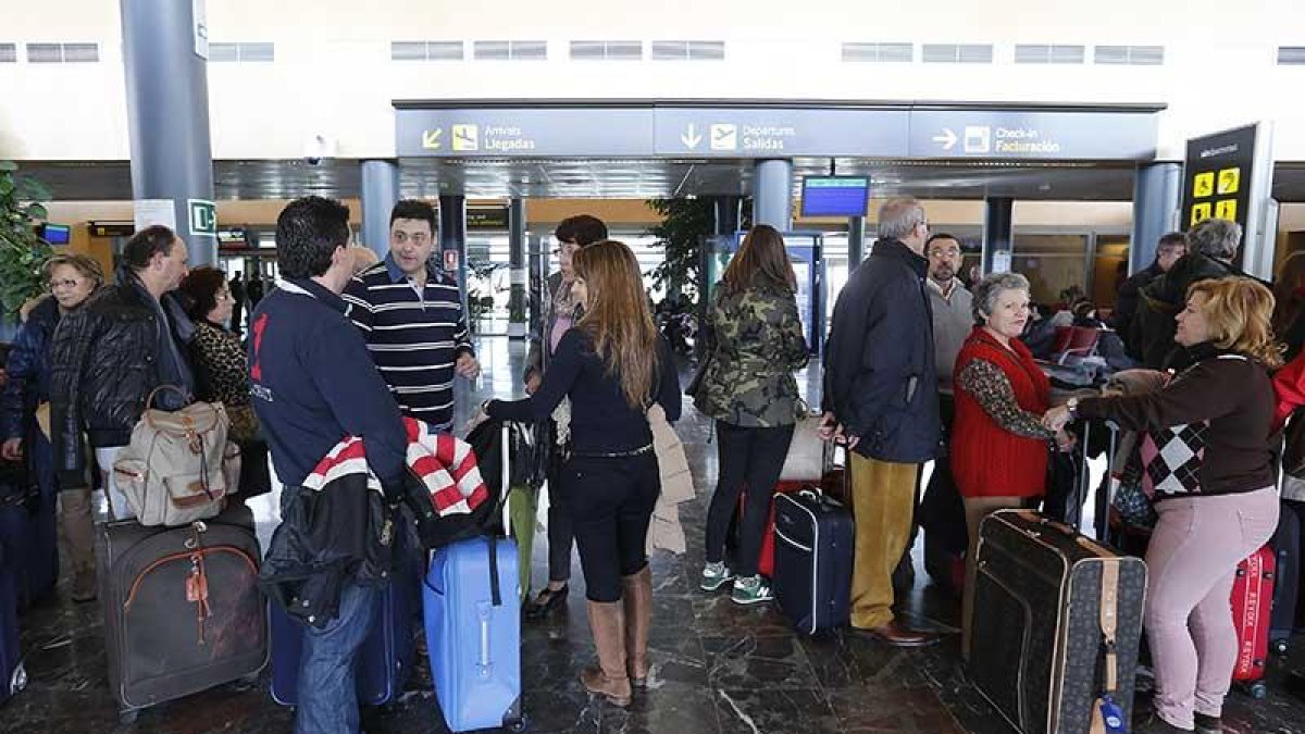 Un grupo de pasajeros se dispone a tomar un vuelo desde el aeropuerto burgalés de Villafría.-RAÚL G. OCHOA