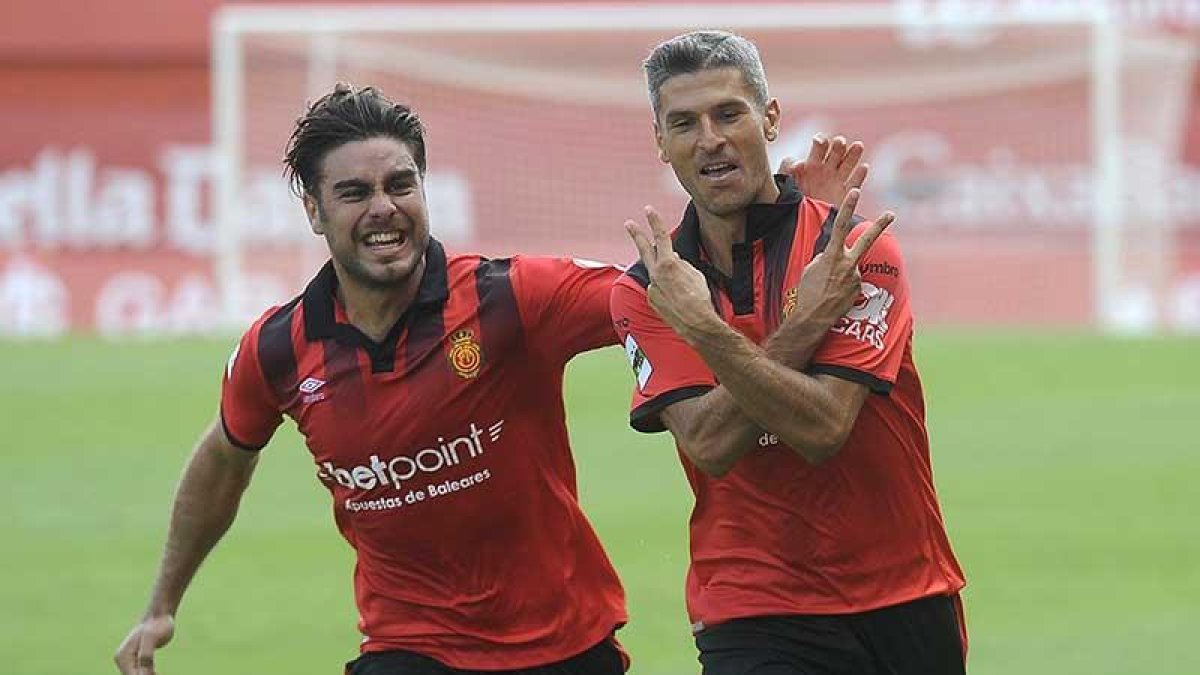 Abdón Prats y Salva Sevilla celebran un gol de esta temporada con el RCD Mallorca-MIQUEL ANGEL BORRAS