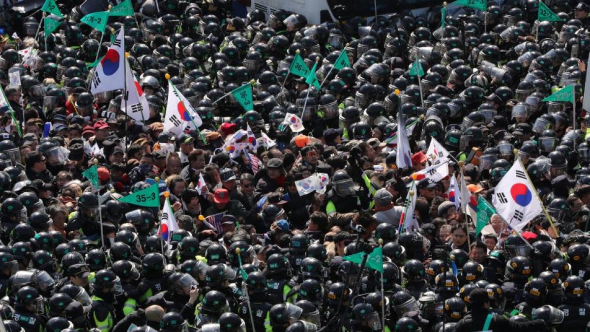 Partidarios de Park Geun-hye protestan frente a la sede del Constitucional, en Seúl.-