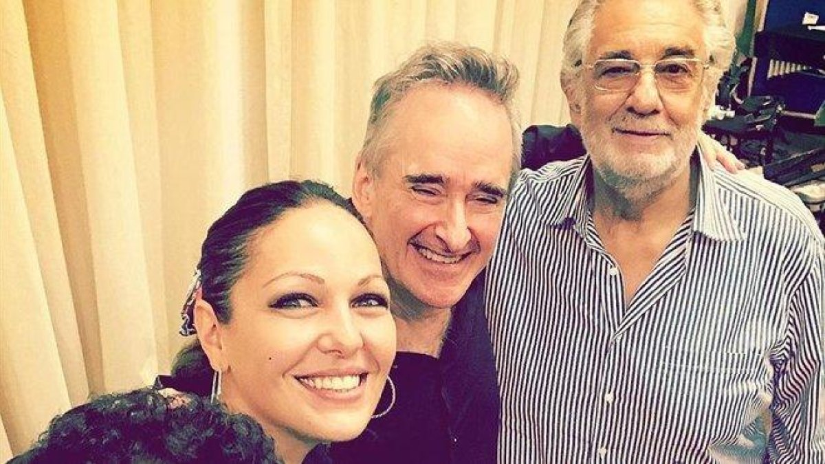 Plácido Domingo con sus compañeros de reparto de ’Luisa Miller’ en Salzburgo.-INSTAGRAM
